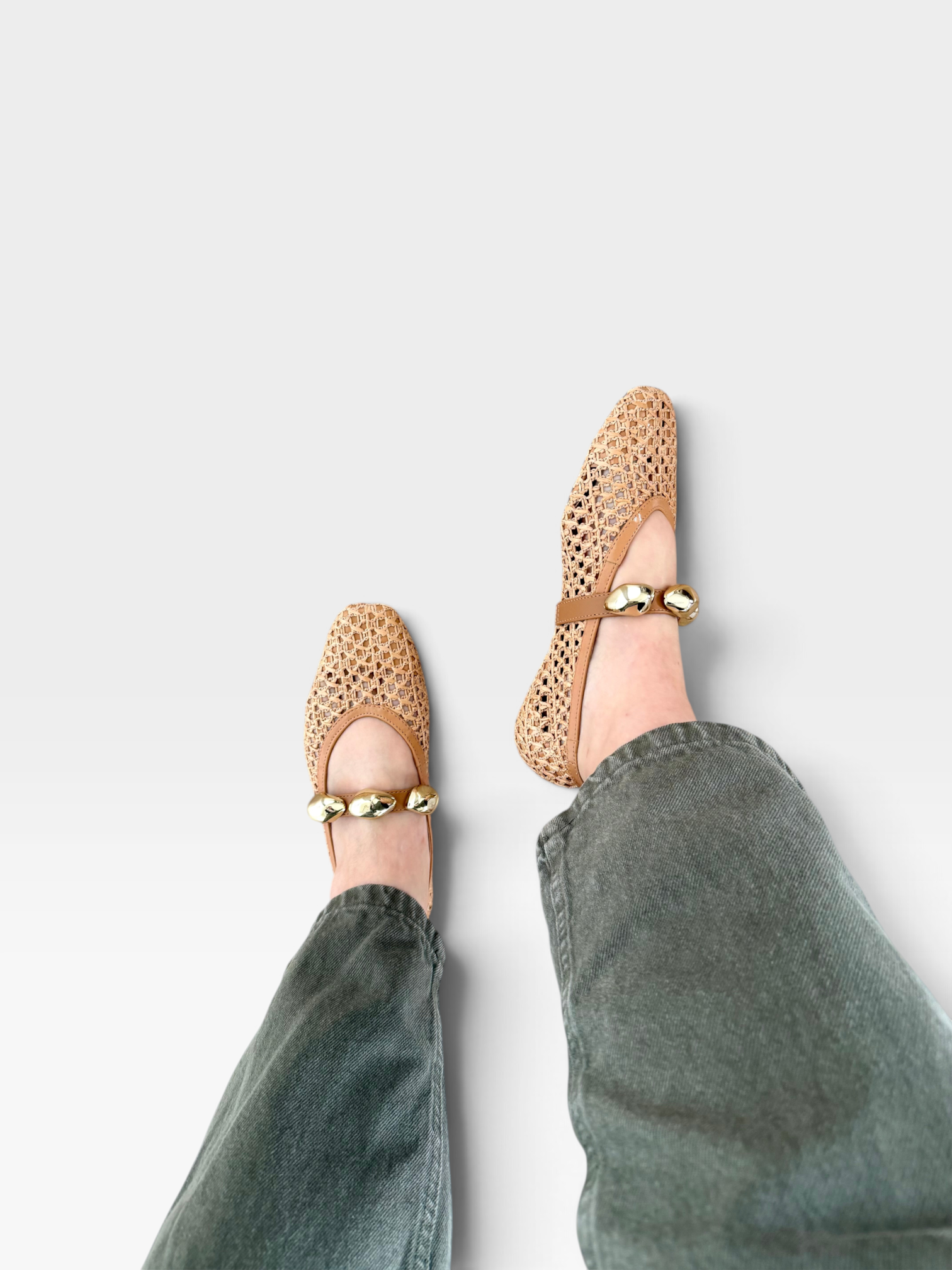 Sapatilha Beyou Shoes Seychelles bege em napa e telinha com detalhes de apliques dourados no peito do pé