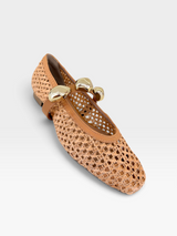 Sapatilha Beyou Shoes Seychelles bege em napa e telinha com detalhes de apliques metálicos dourados