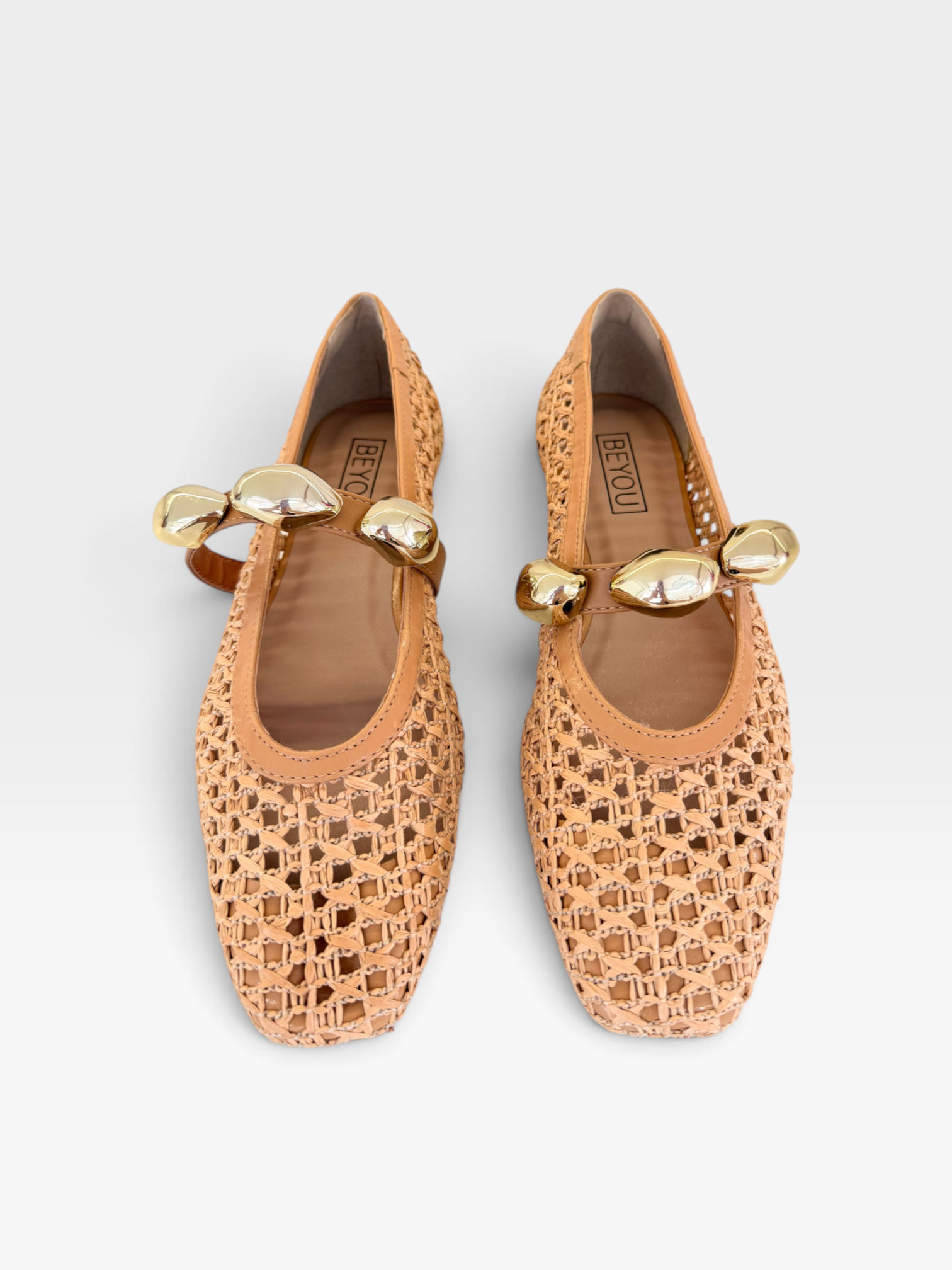 Sapatilha Beyou Shoes bege em napa e telinha com tira frontal decorada por apliques metálicos dourados
