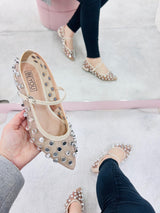 Sapatilha Beyou Shoes Doha na cor bistrô, feita em couro e telinha com aplicação de brilhos e tira no peito do pé.