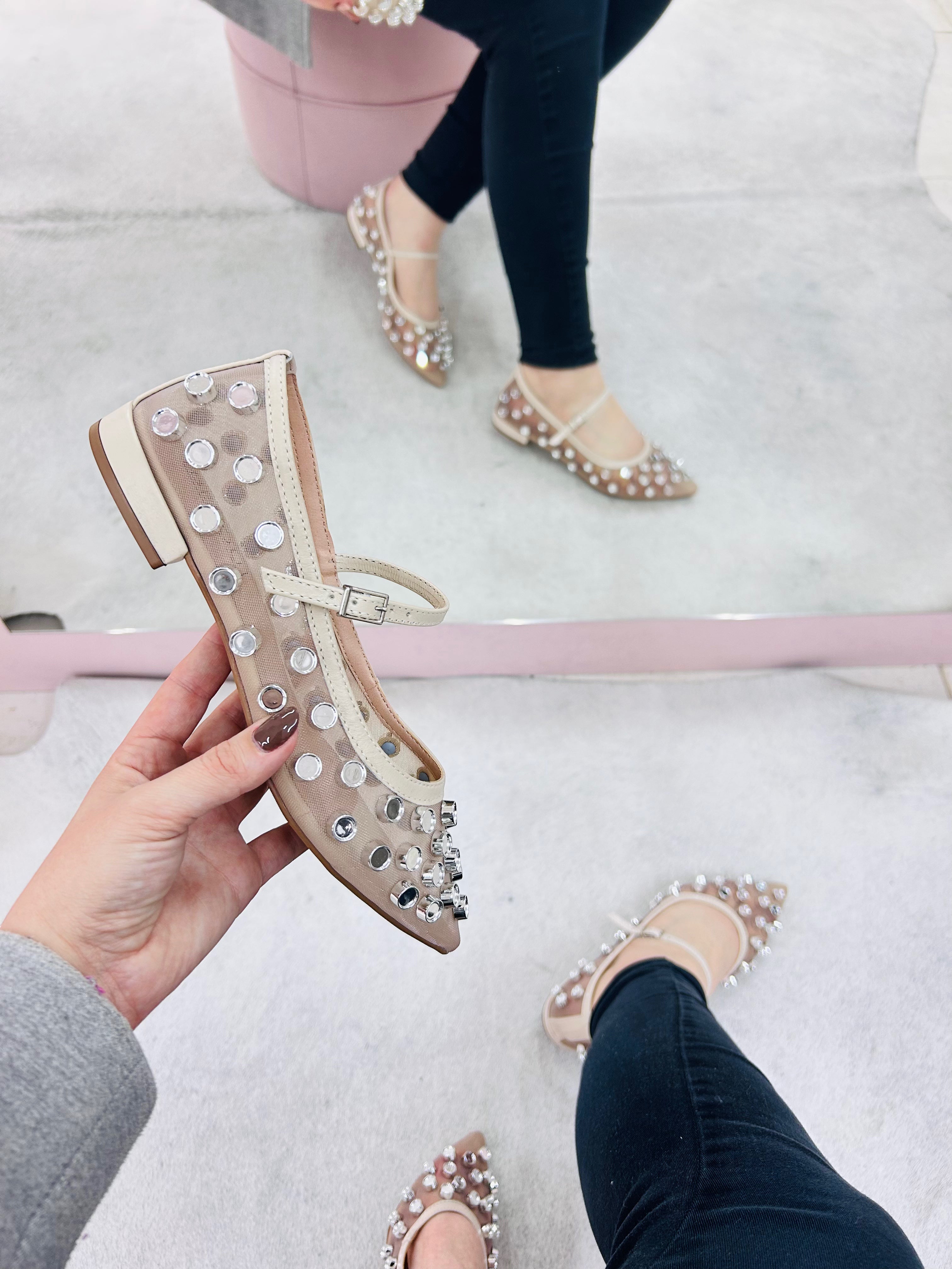 Sapatilha Beyou Shoes Doha cor bistrô em couro e telinha com brilhos, estilo boneca com tira e bico fino