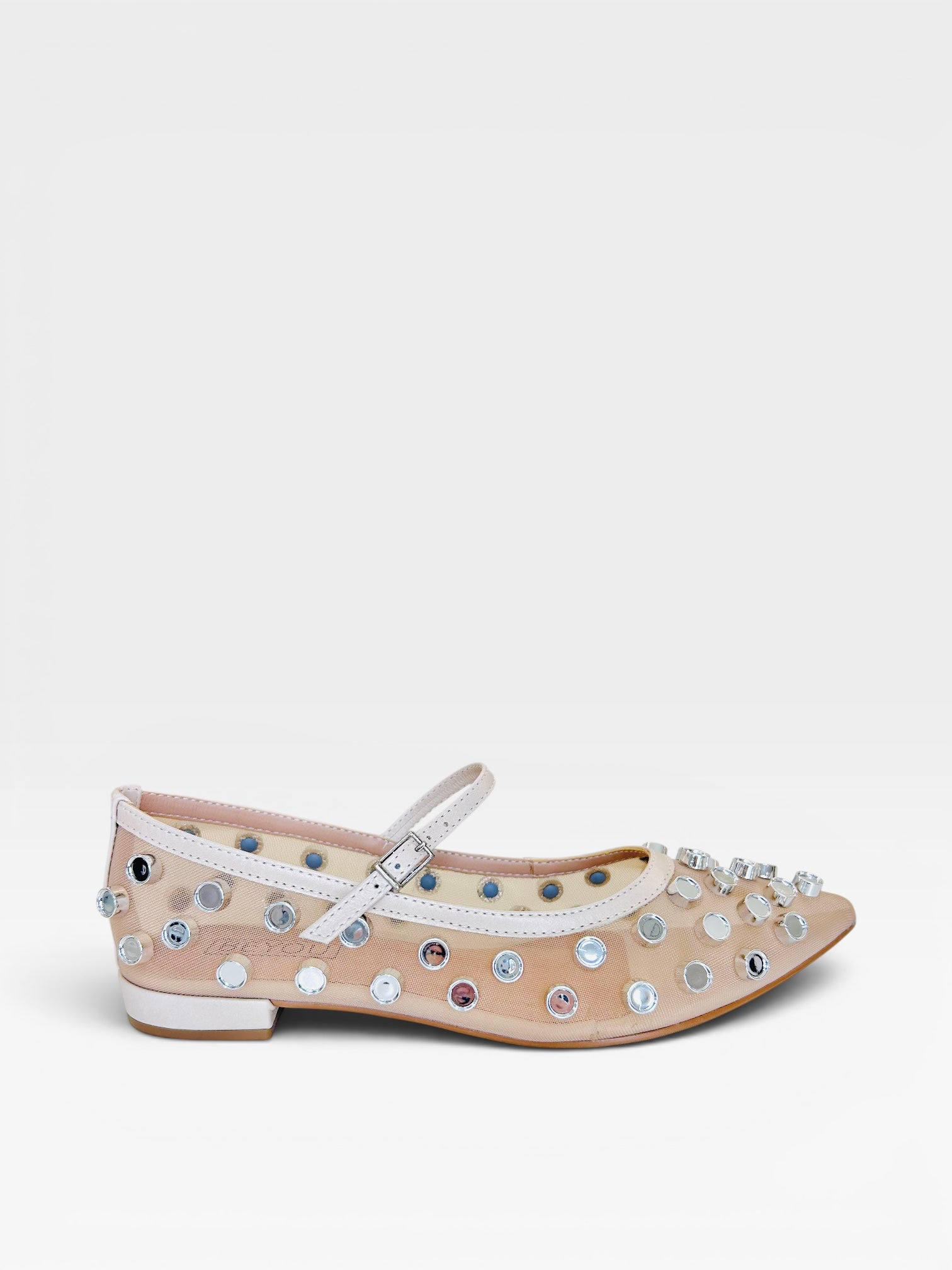 Sapatilha Beyou Shoes Doha na cor bistrô, feita em couro e telinha com aplicação de brilhos e tira com fivela.
