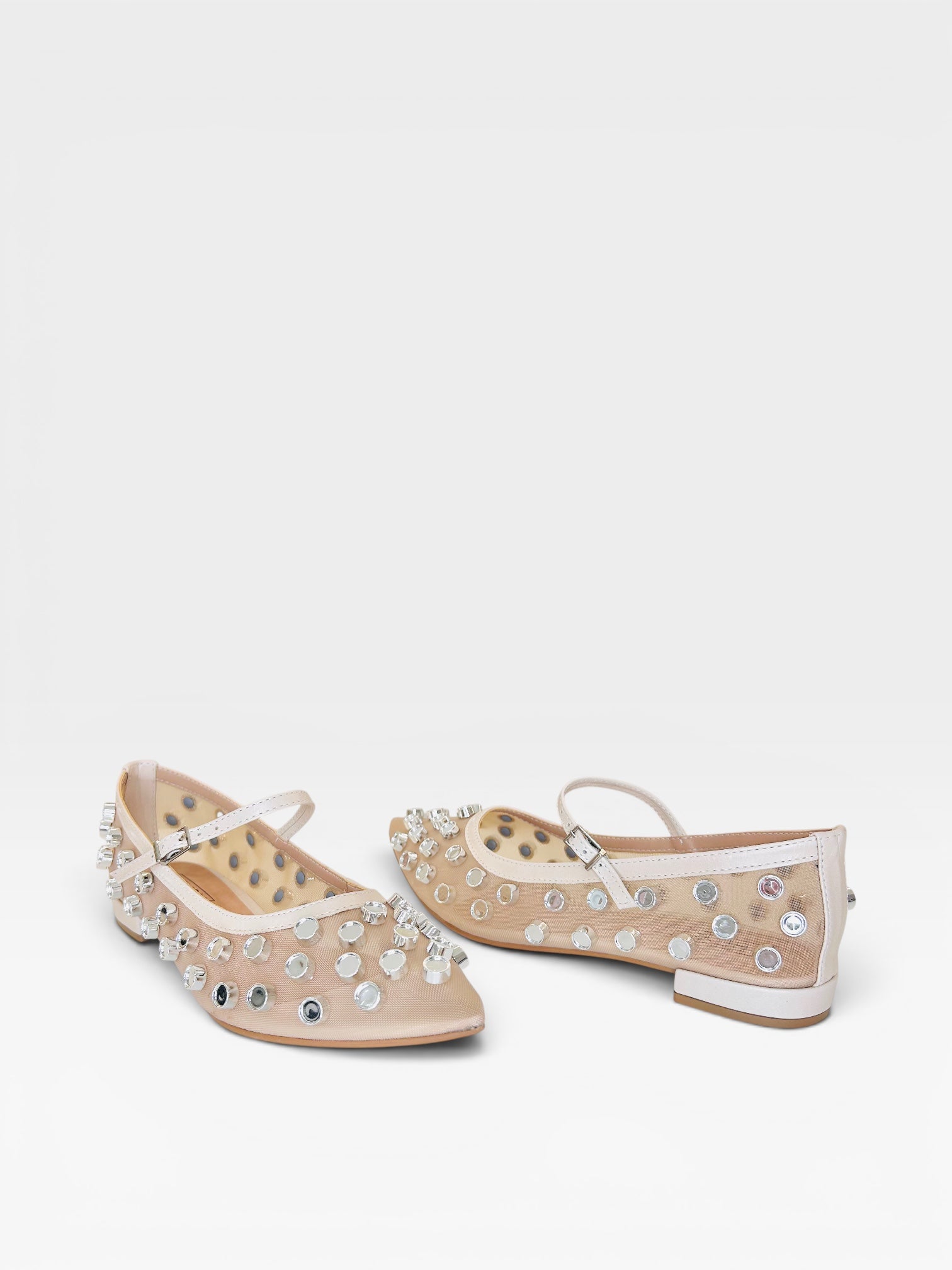 Sapatilha Beyou Shoes Doha cor bistrô em couro e telinha com detalhes em brilho e fechamento por tira