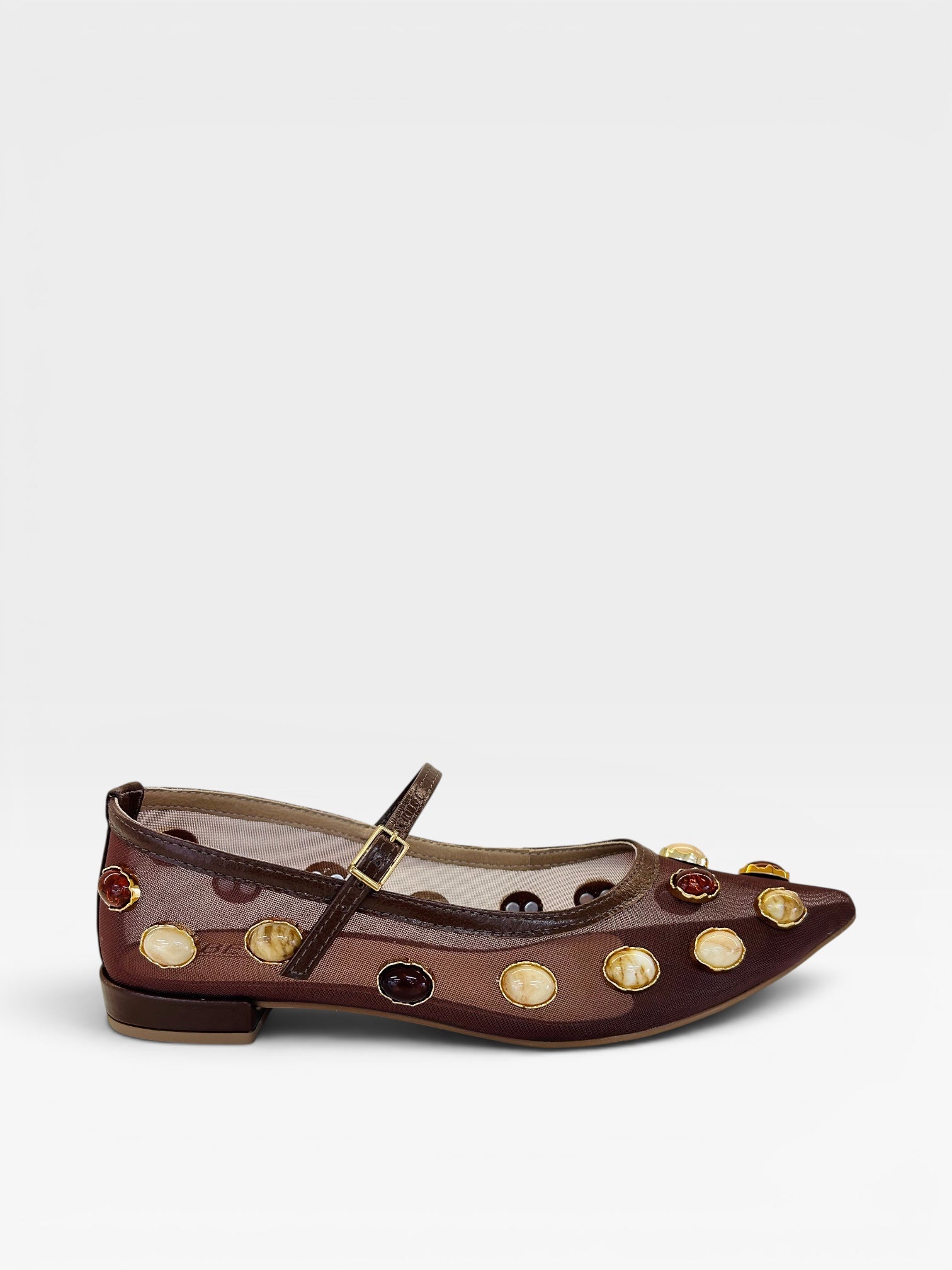 Sapatilha Beyou Shoes Doha marrom em couro e telinha com detalhes em pedrarias brilhantes e tira com fivela