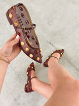 Sapatilha Beyou Shoes Doha marrom em couro e tela com aplicações de pedrarias brilhantes e tira fina no peito do pé