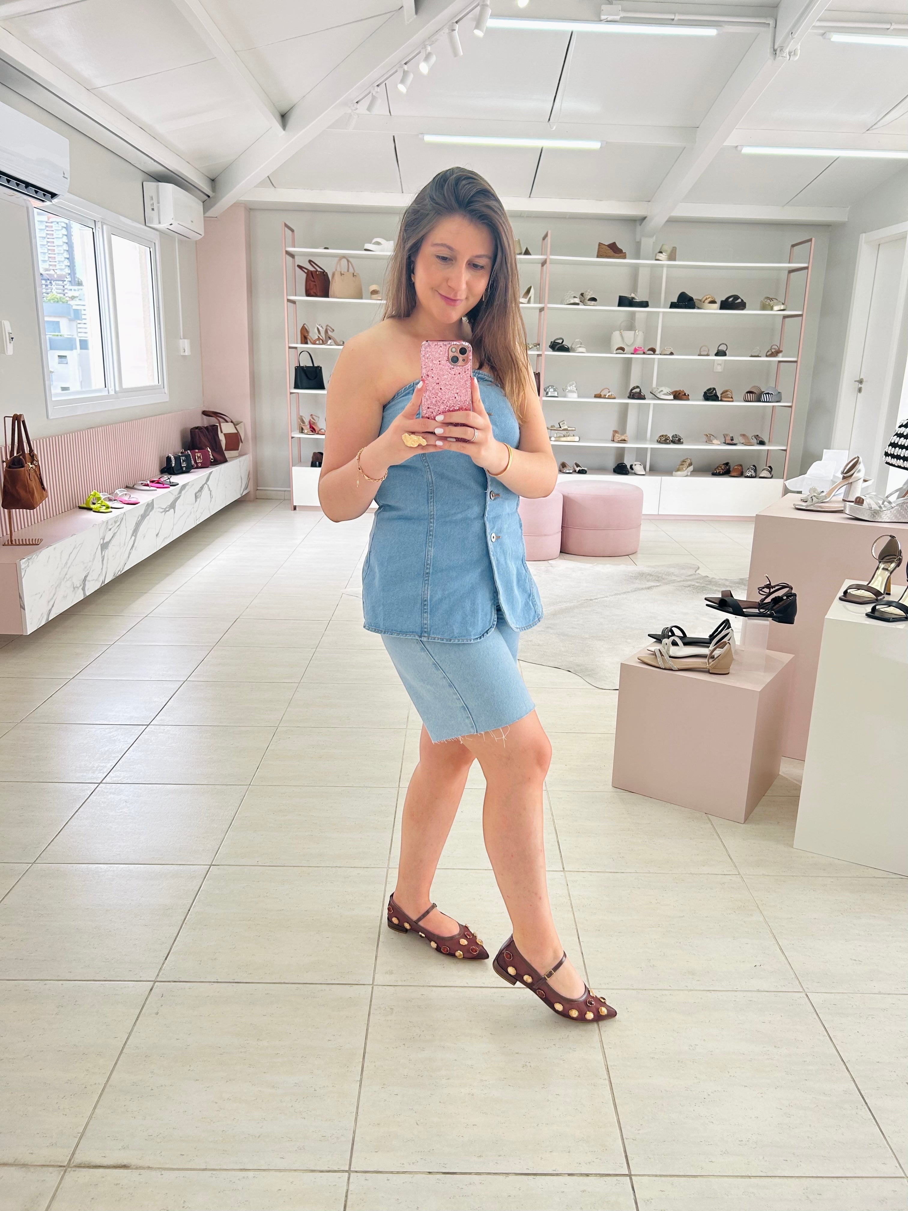 Mulher usando sapatilha Beyou Shoes Doha marrom de couro com telinha e brilhos em loja de calçados