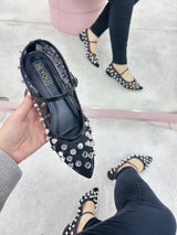 Sapatilha Doha Beyou Shoes preta em tela com brilhos e tira no peito do pé, vista em mão e refletida no espelho
