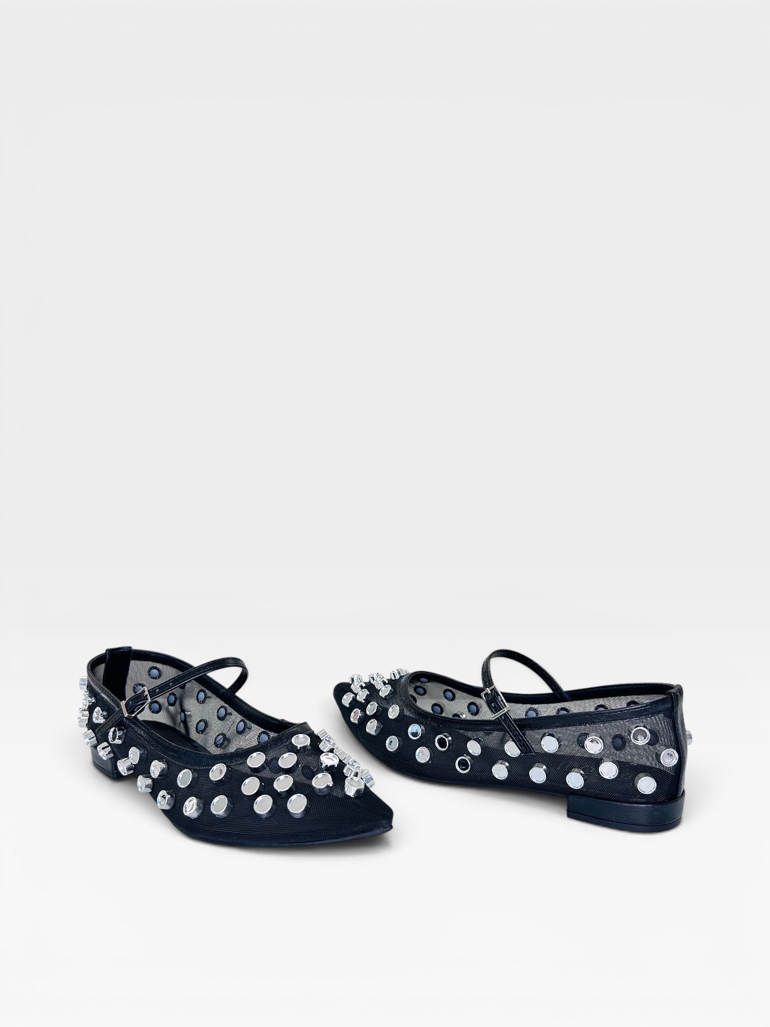 Sapatilha Beyou Shoes Doha preta em tela com detalhes em brilho e tira fina, design sofisticado e moderno.