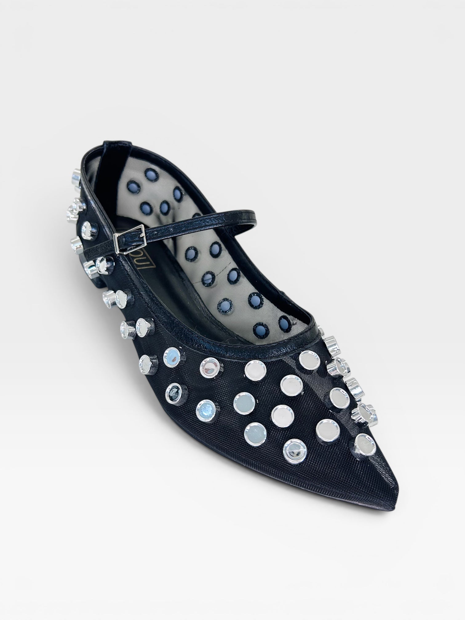 Sapatilha Beyou Shoes Doha preta em tela com brilhos, bico fino e tira com fivela, design elegante e moderno.