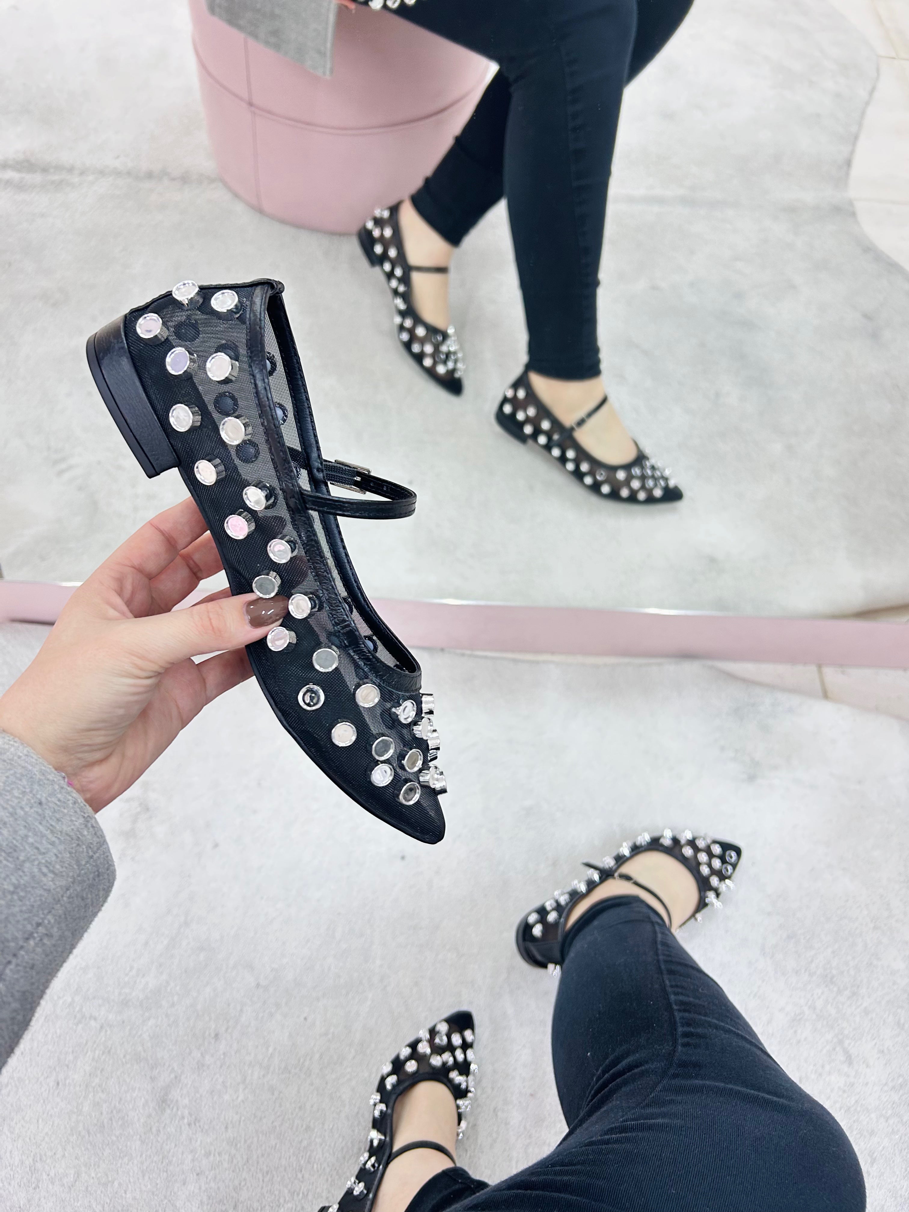 Sapatilha Beyou Shoes Doha preta em tela com brilhos e tira no peito do pé, exibida em mão e nos pés