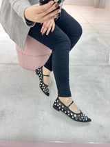 Sapatilha Beyou Shoes Doha preta em couro e tela com brilhos, bico fino e tira delicada, usada com calça preta.