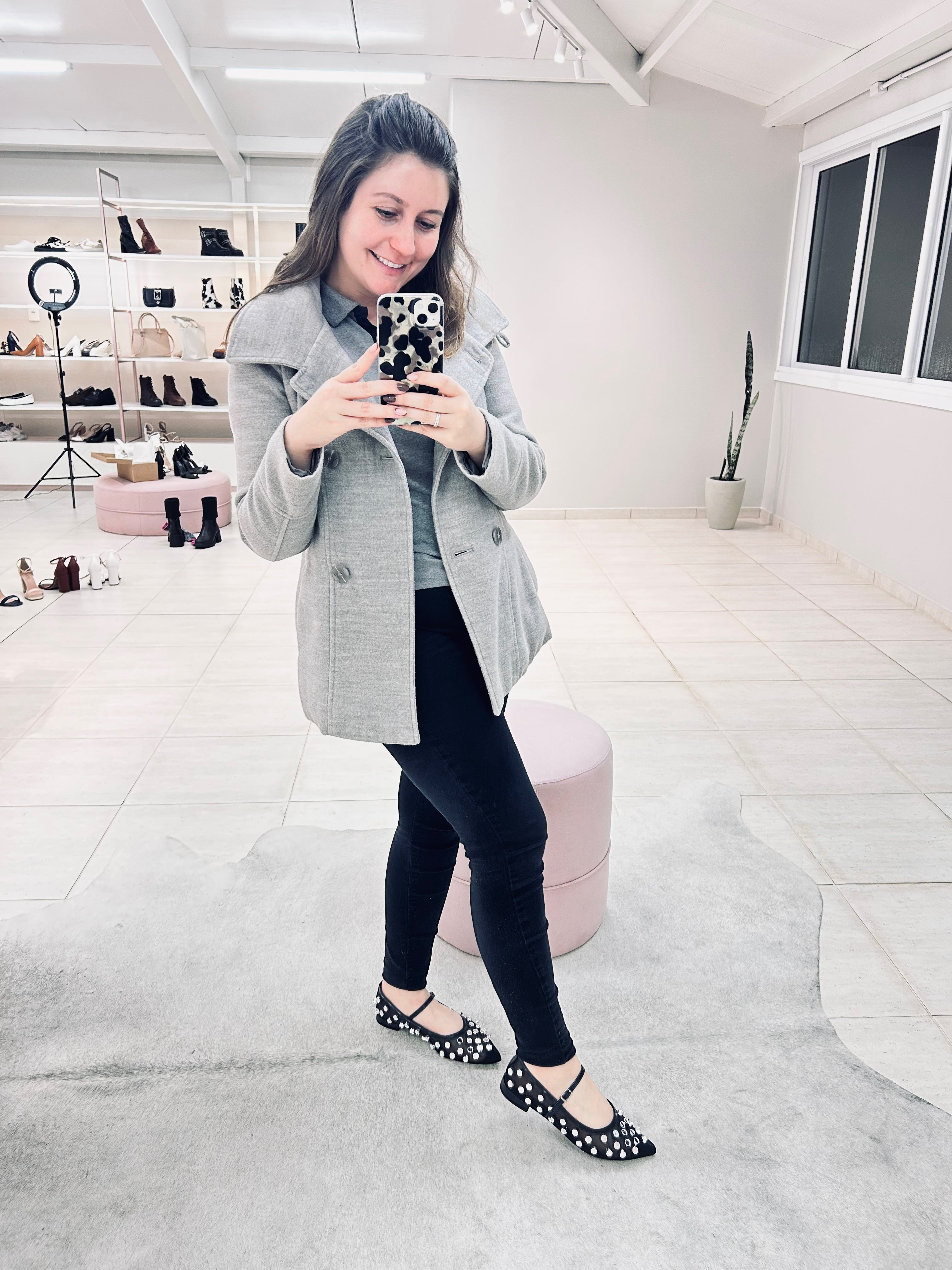 Mulher usando sapatilha preta Doha Beyou Shoes com detalhes em brilho, combinada com calça preta e casaco cinza.