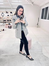 Mulher usando sapatilha preta Doha Beyou Shoes com detalhes em brilho, combinada com calça preta e casaco cinza.