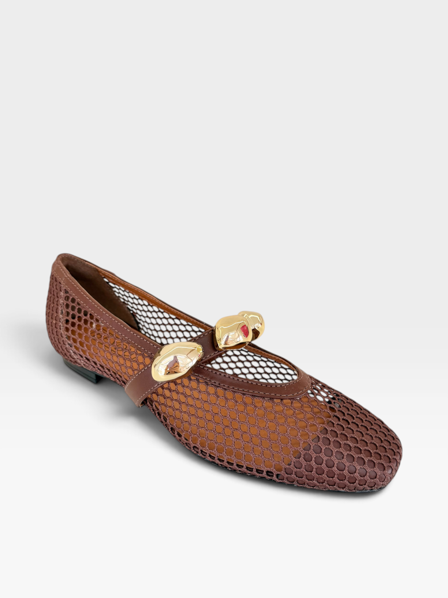 Sapatilha Beyou Shoes Seychelles marrom em napa e telinha com detalhes de apliques dourados no cabedal