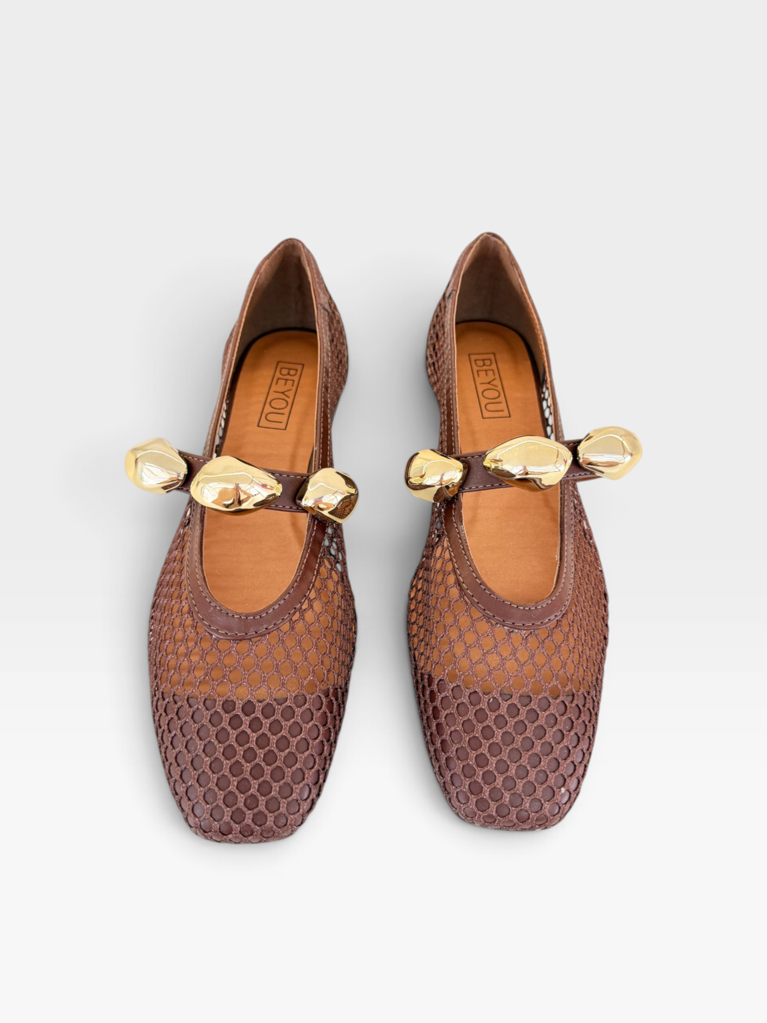 Sapatilha Beyou Shoes Seychelles marrom em napa e telinha com detalhes de apliques dourados no cabedal
