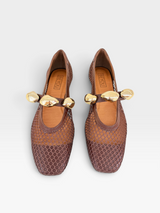 Sapatilha Beyou Shoes Seychelles marrom em napa e telinha com detalhes de apliques dourados no cabedal