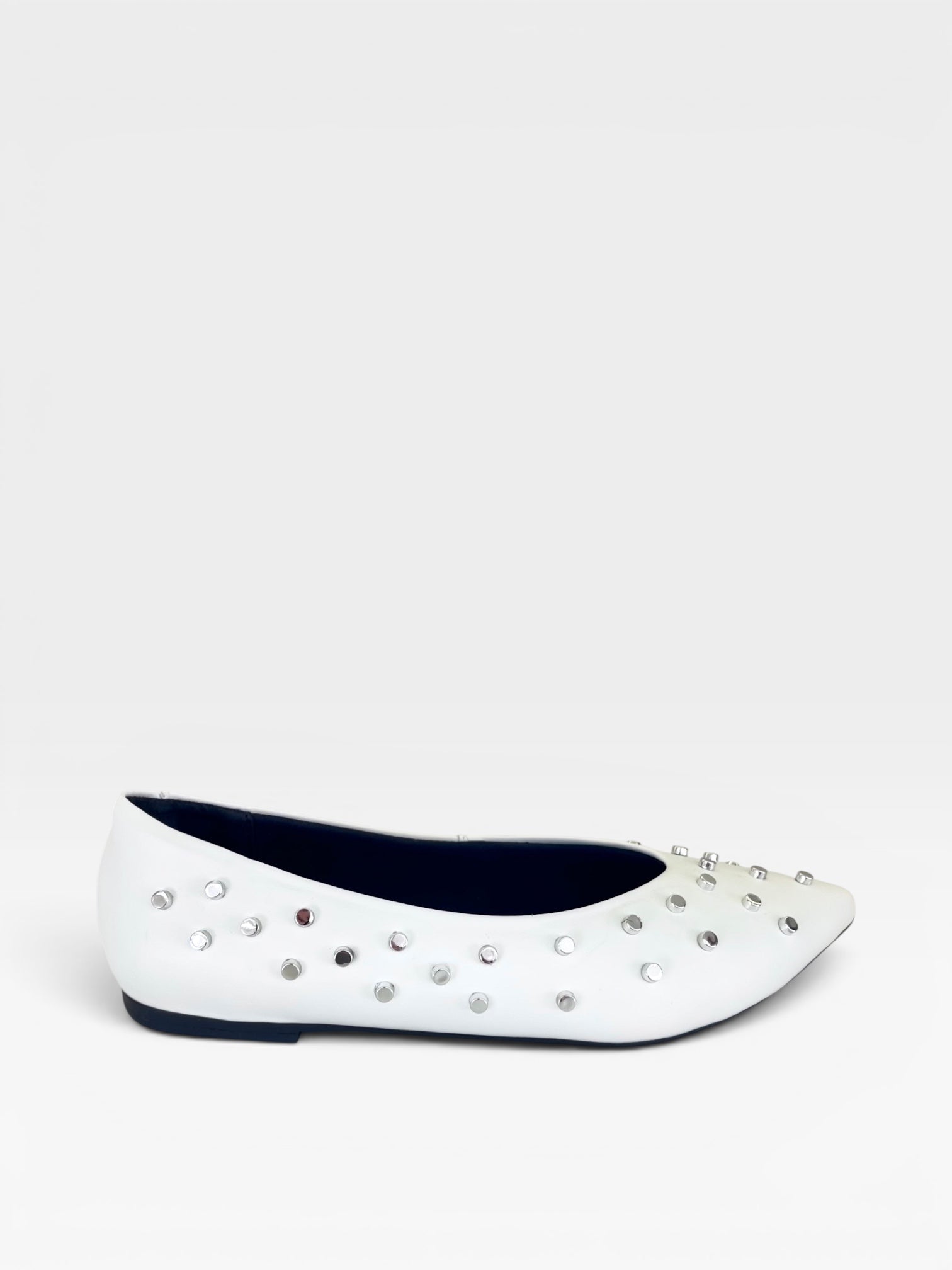 Sapatilha Beyou Shoes Ohio branca em napa com detalhes de tachas metálicas prateadas e bico fino