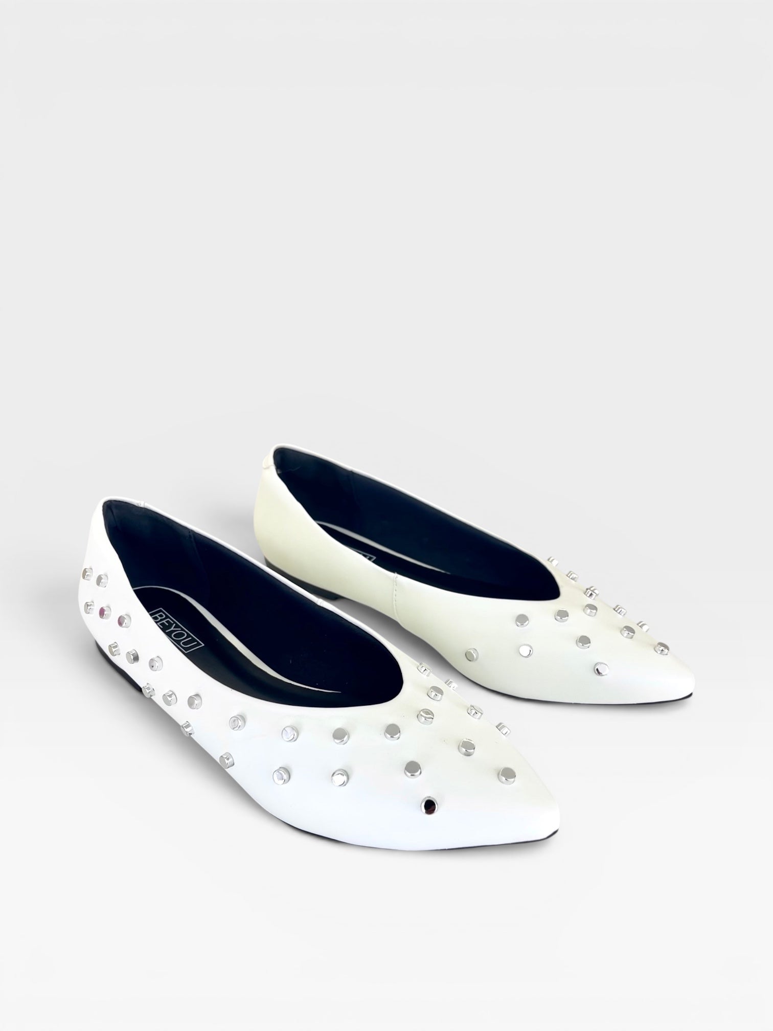 Sapatilha Beyou Shoes Ohio branca em napa com bico fino e detalhes de tachas metálicas prateadas