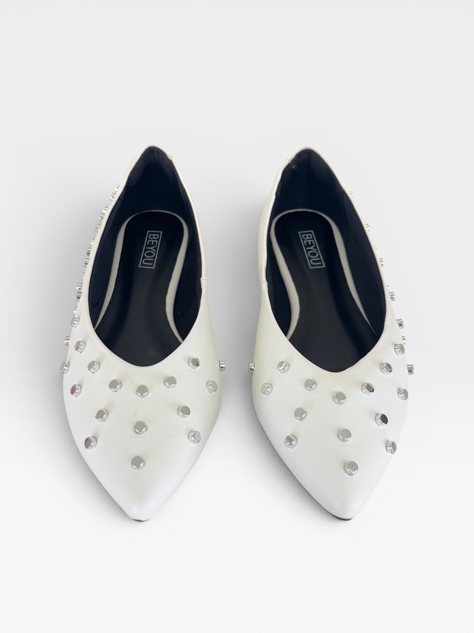 Sapatilha Beyou Shoes Ohio branca em napa com detalhes de tachas metálicas e bico fino