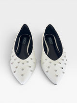 Sapatilha Beyou Shoes Ohio branca em napa com detalhes de tachas metálicas e bico fino