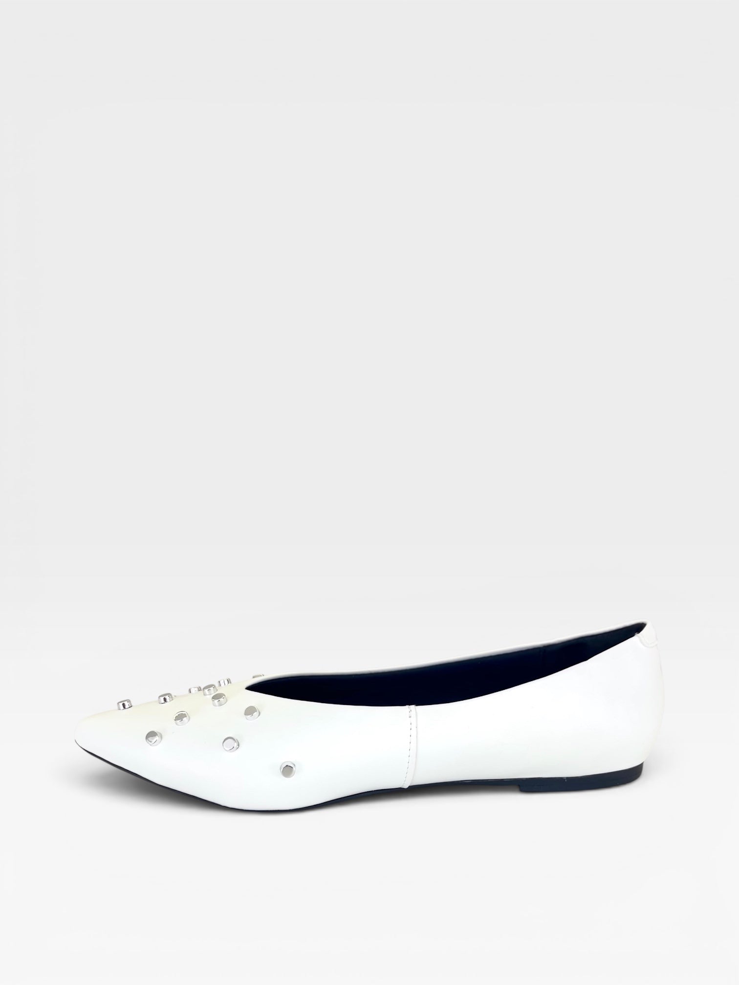 Sapatilha Beyou Shoes Ohio branca em napa com bico fino e detalhes de tachas prateadas na parte frontal
