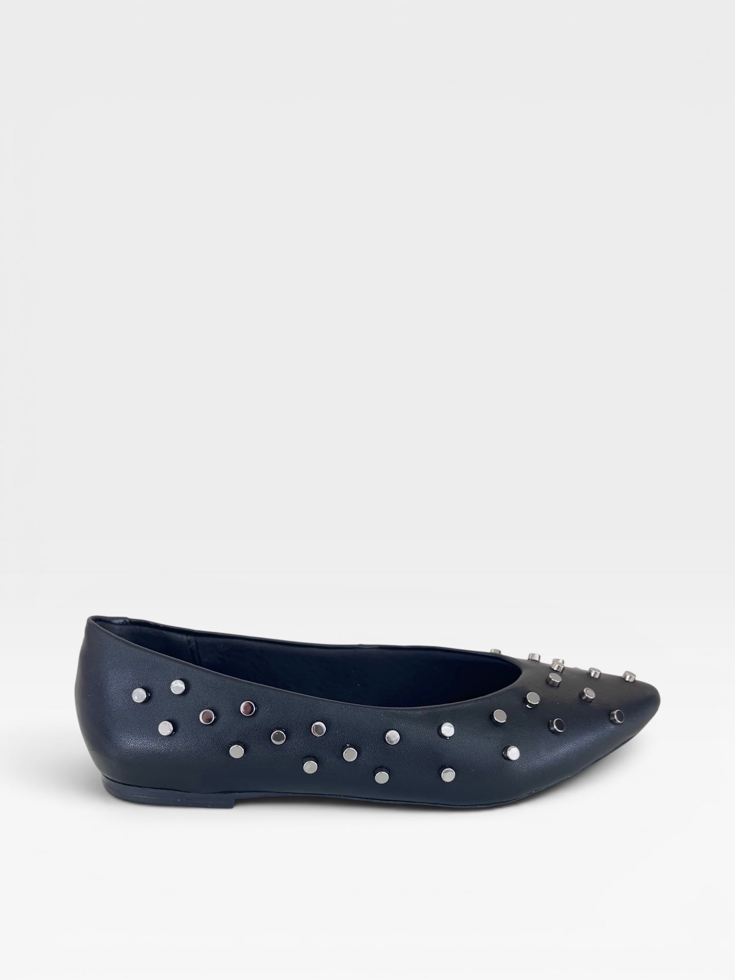Sapatilha Beyou Shoes Ohio preta em napa com detalhes de tachas metálicas, design clássico e bico fino.