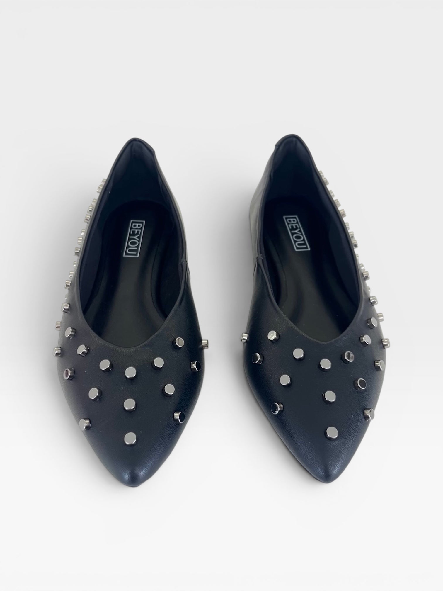 Sapatilha Beyou Shoes Ohio preta em napa com detalhes de tachas metálicas e bico fino