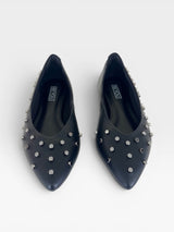 Sapatilha Beyou Shoes Ohio preta em napa com detalhes de tachas metálicas e bico fino