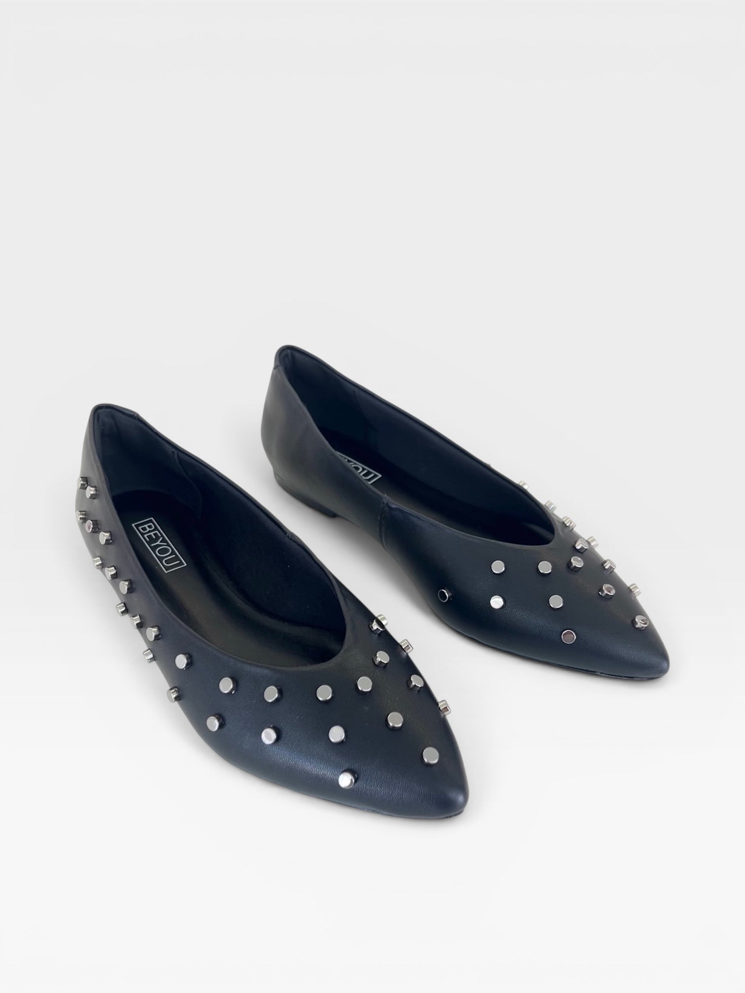 Sapatilha Beyou Shoes Ohio preta em napa com detalhes de tachas metálicas e bico fino