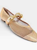 Sapatilha Beyou Shoes Seychelles na cor ouro light com textura em telinha e detalhes de apliques metálicos.