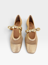 Sapatilha Beyou Shoes Seychelles na cor ouro light, feita em napa e telinha com detalhe de apliques metálicos.