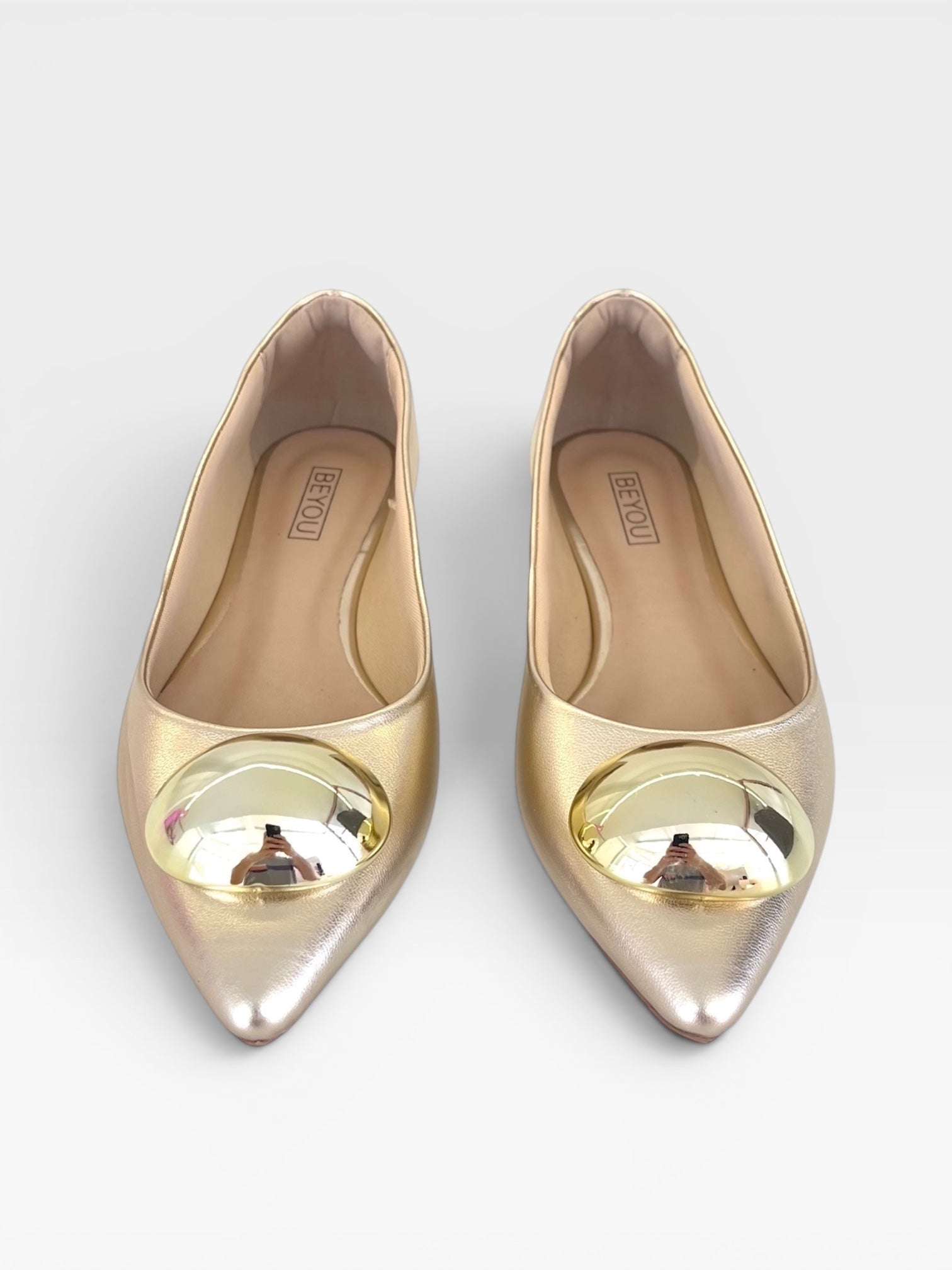 Sapatilha Beyou Shoes Saint-Tropez em napa ouro light com bico fino e detalhe metálico brilhante no cabedal