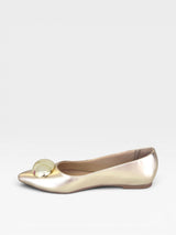 Sapatilha Beyou Shoes Saint-Tropez em napa ouro light com detalhe metálico brilhante no bico