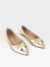 Sapatilha Beyou Shoes Saint-Tropez em napa ouro light com detalhe metálico brilhante no bico fino