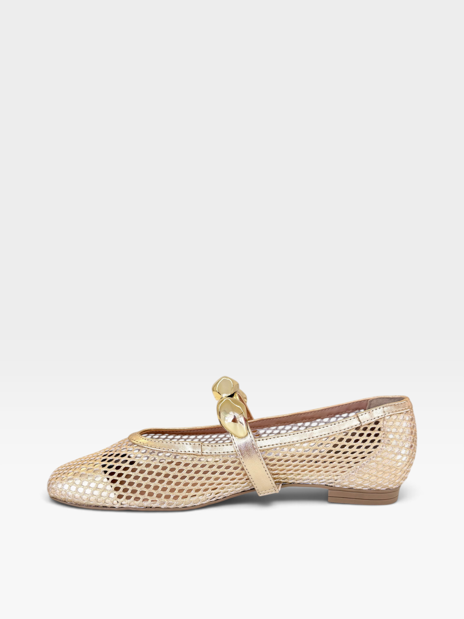 Sapatilha Beyou Shoes Seychelles na cor ouro light com textura em telinha e detalhe de aplique no peito do pé