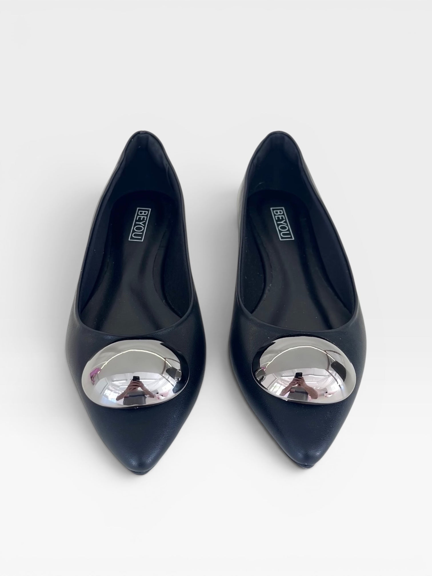 Sapatilha Beyou Shoes Saint-Tropez preta em napa com detalhe metálico brilhante no bico fino