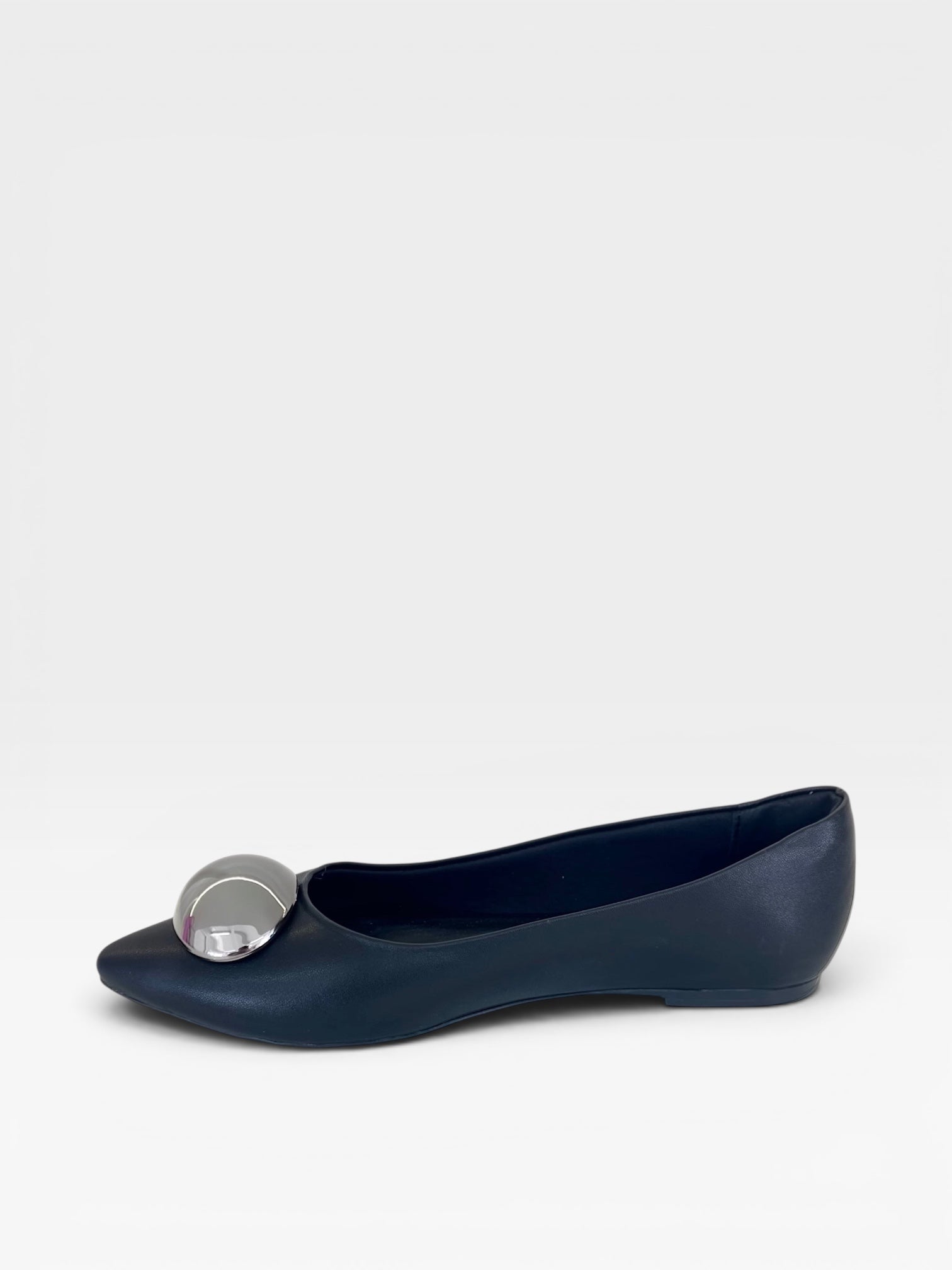 Sapatilha Beyou Shoes Saint-Tropez preta em napa com detalhe metálico brilhante no bico, design elegante e sem salto.