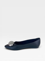 Sapatilha Beyou Shoes Saint-Tropez preta em napa com detalhe metálico brilhante no bico, design elegante e sem salto.