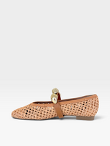 Sapatilha Beyou Shoes Seychelles bege em napa e telinha com detalhe de aplique metálico dourado no cabedal