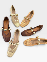 Sapatilhas Beyou Shoes em tons de marrom e bege com textura de telinha e detalhes metálicos dourados