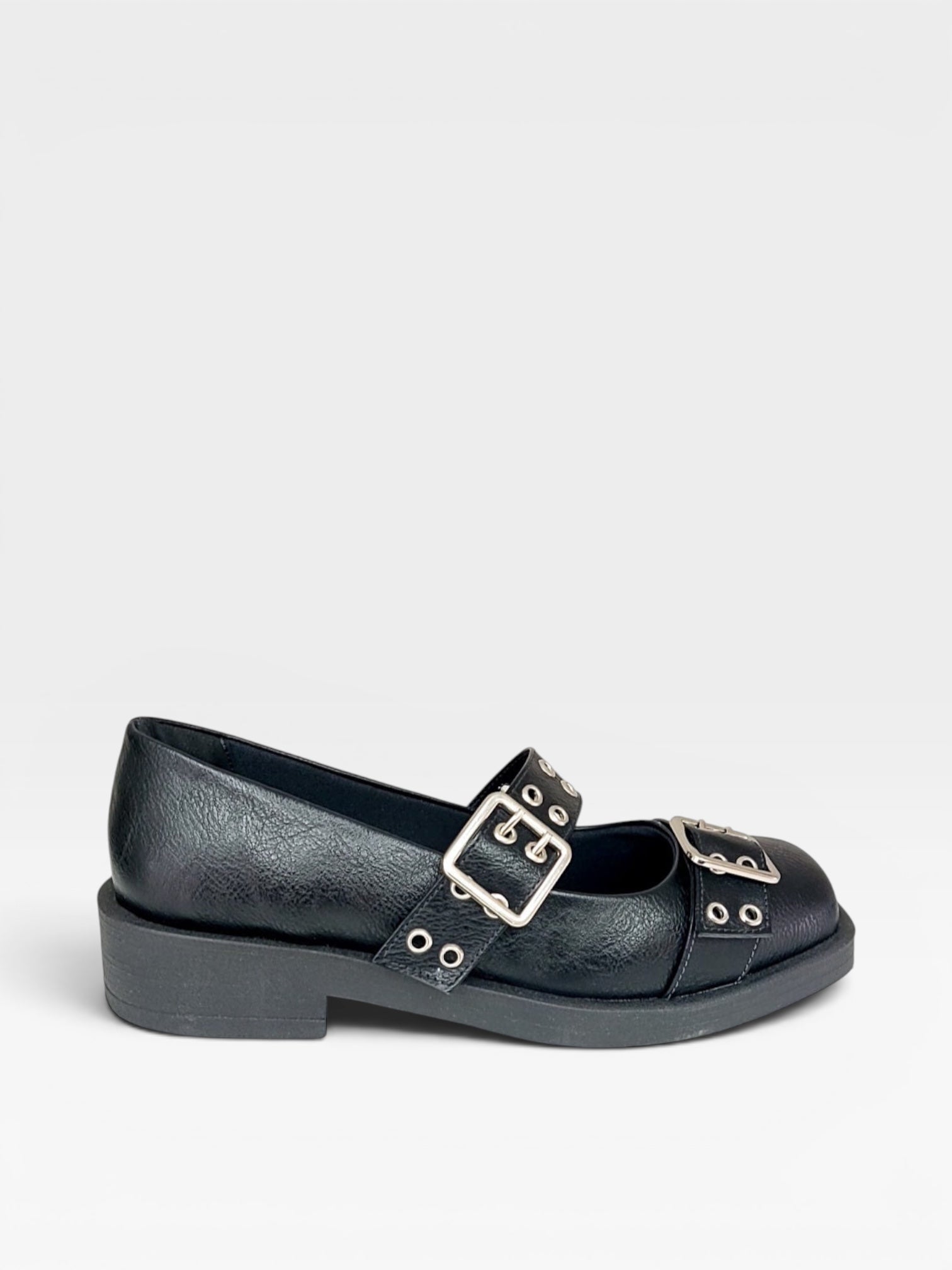 Sapatilha Beyou Shoes Valence preta em napa destroyed com fivelas metálicas e solado flat estilo urbano