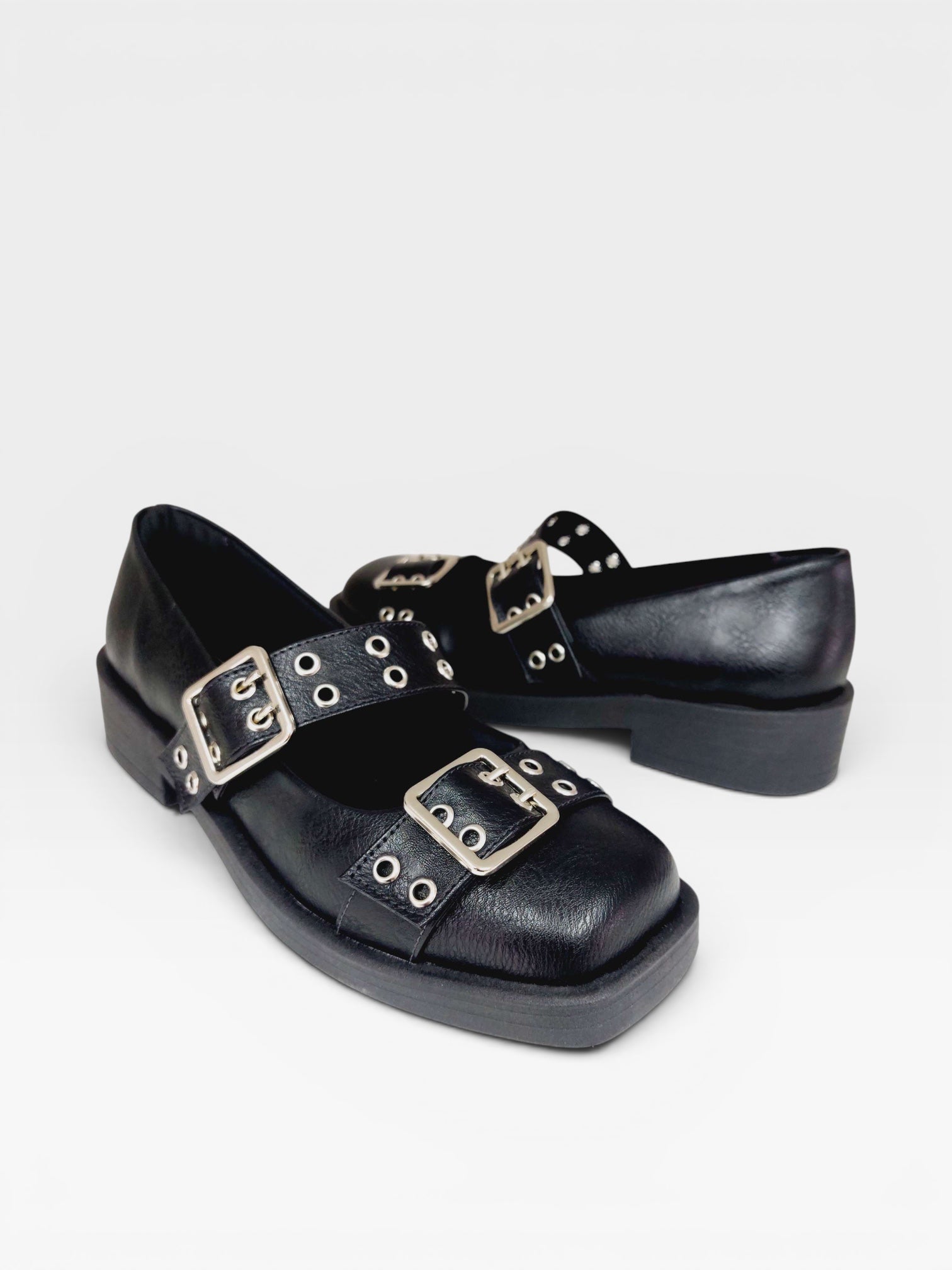 Sapatilha Beyou Shoes Valence preta em napa destroyed com fivelas metálicas e estilo urbano casual