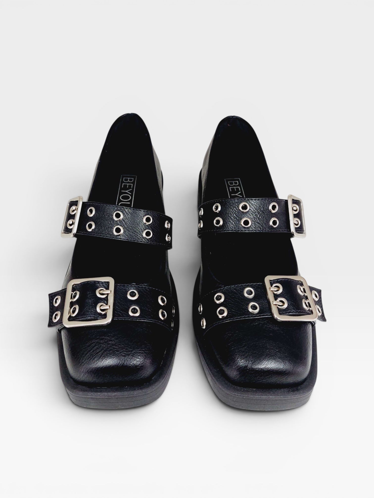 Sapatilha Beyou Shoes Valence preta em napa destroyed com fivelas metálicas e ilhoses estilo urbano