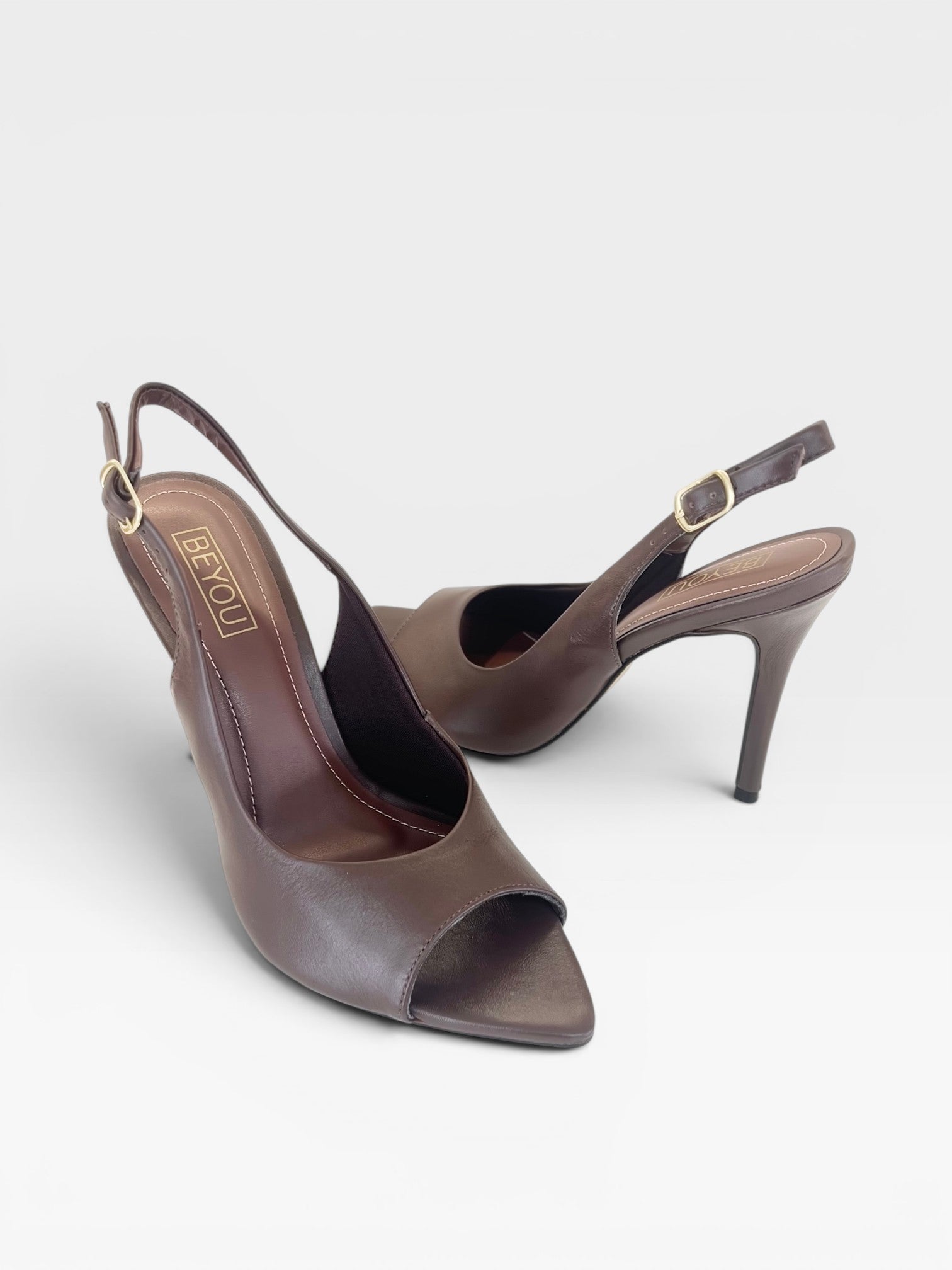 Sapato slingback Beyou Shoes marrom em couro com bico folha e salto alto de 9,5 cm