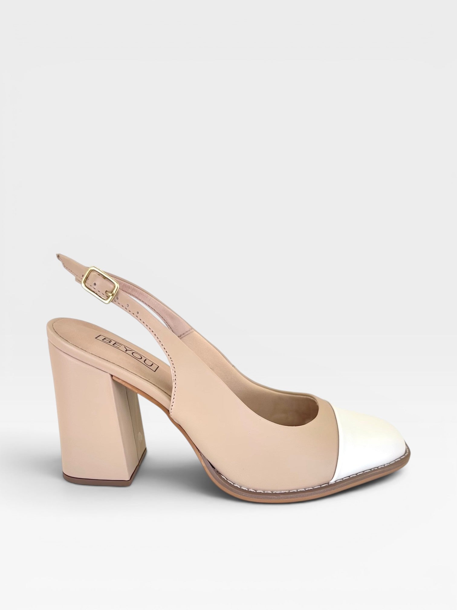 Sapato slingback Beyou Shoes em napa off white e bege com salto bloco de 9,5 cm e fechamento por fivela lateral.