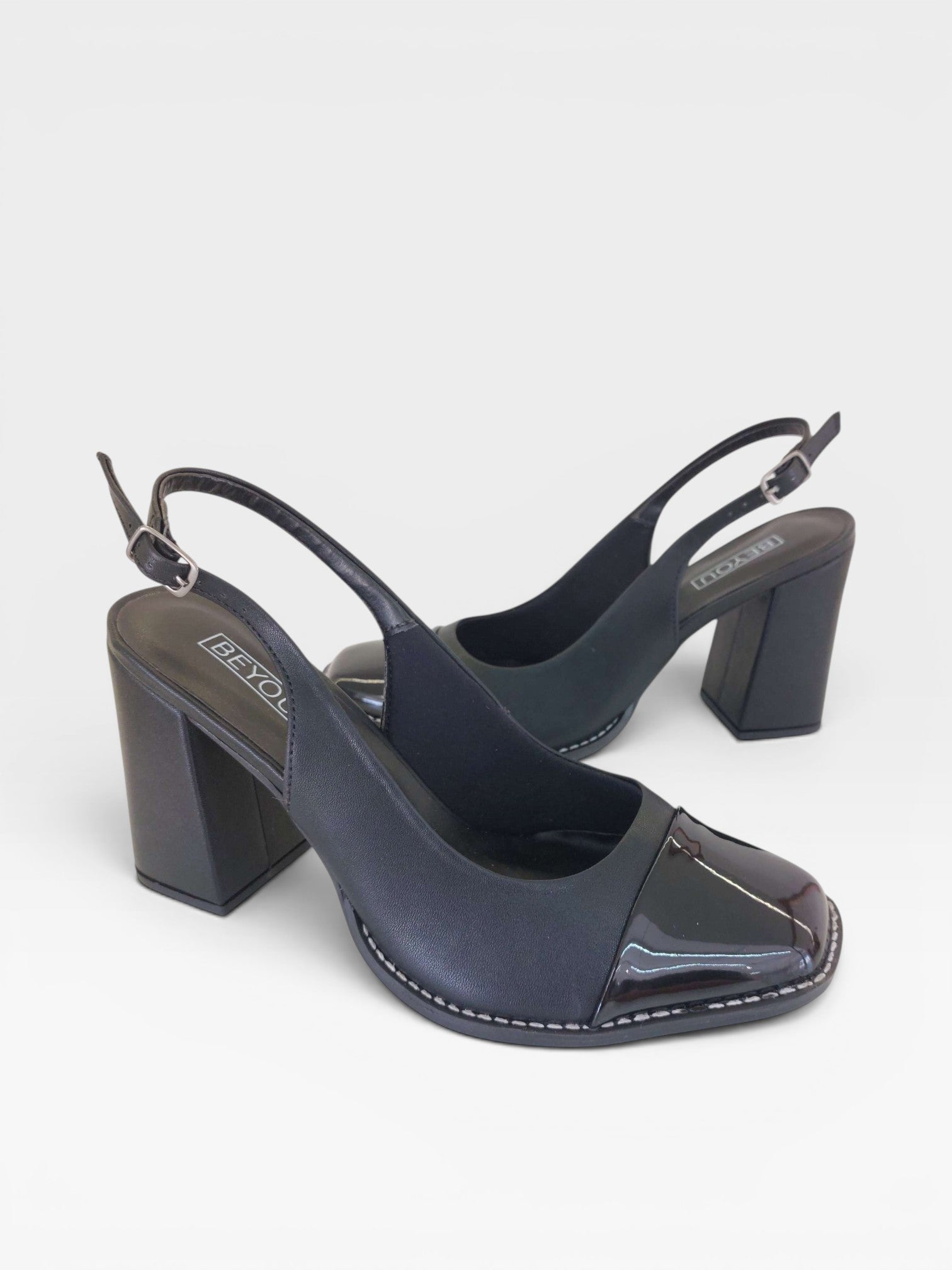 Sapato slingback Beyou Shoes preto em napa com bico envernizado e salto bloco de 9,5 cm