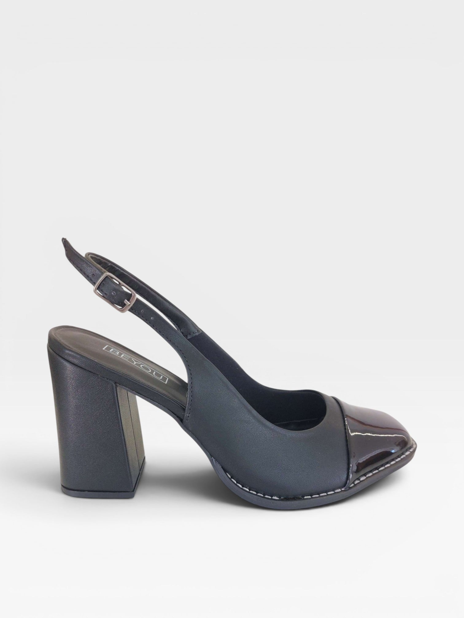 Sapato slingback Beyou Shoes preto em napa com salto bloco de 9,5 cm e biqueira envernizada