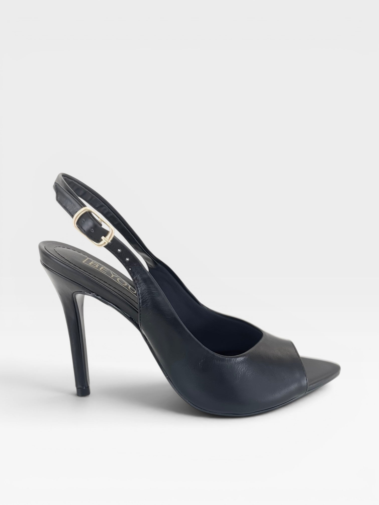 Sapato slingback Beyou Shoes preto em couro com bico folha e salto alto fino de 9,5 cm e fivela lateral