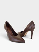 Scarpin Beyou Shoes Beverly Hills marrom em couro com salto alto fino e bico fino elegante