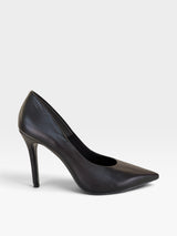 Scarpin Beyou Shoes Beverly Hills preto em couro com salto fino de 10 cm e bico fino elegante